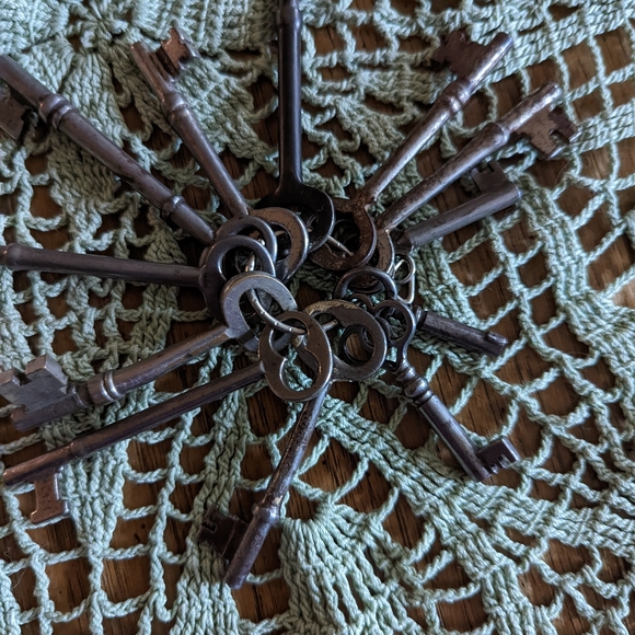 Vintage 12 Assorted Large & Short Skeleton Keys - Picture 5 of 5